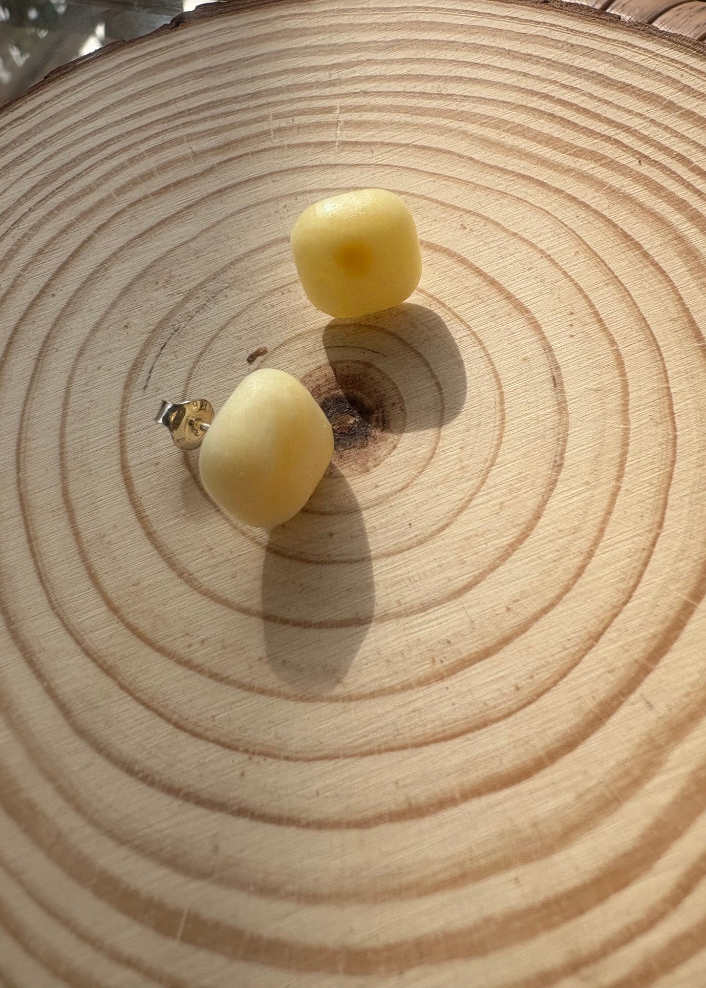 Ohrstecker in natürlichem Weiß