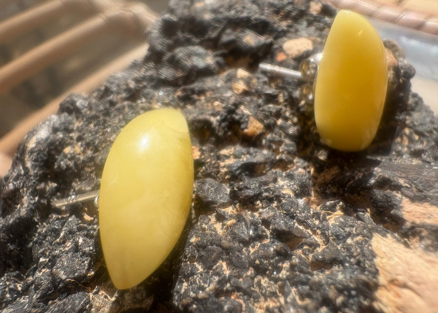 Ohrstecker in warmem Gelb