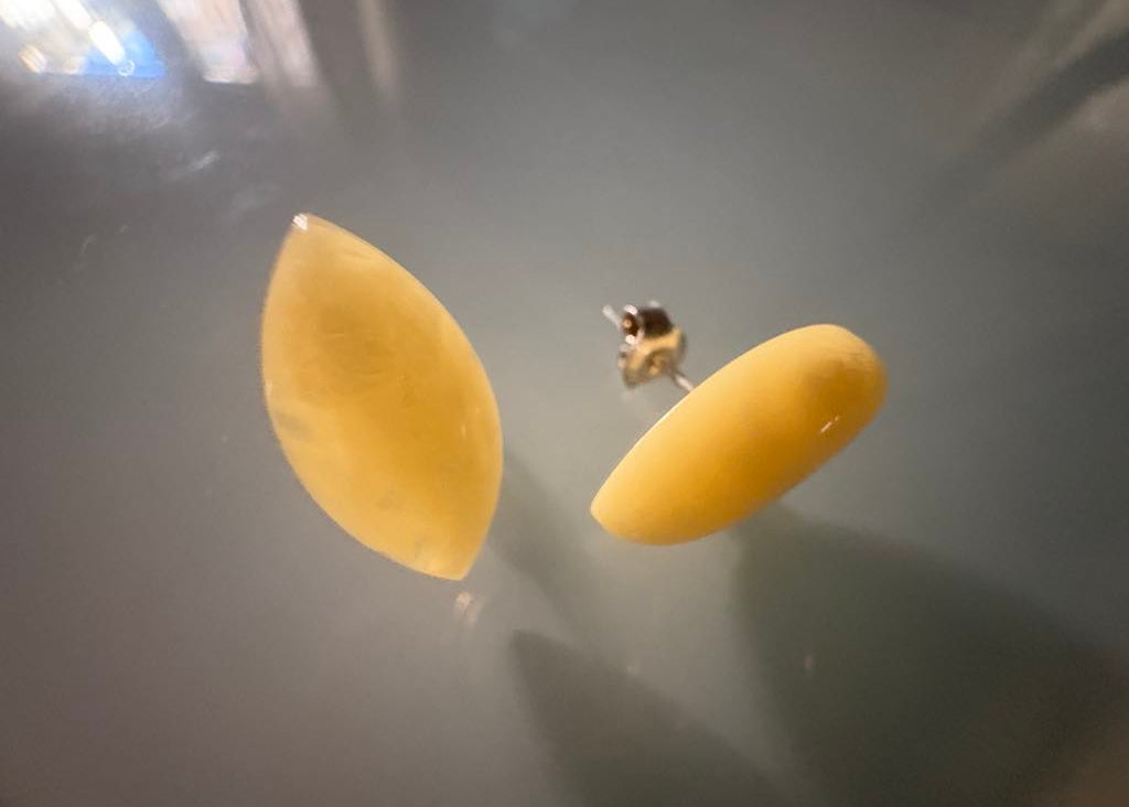 Ohrstecker in warmem Gelb