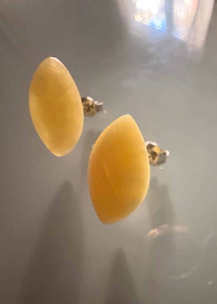 Ohrstecker in warmem Gelb