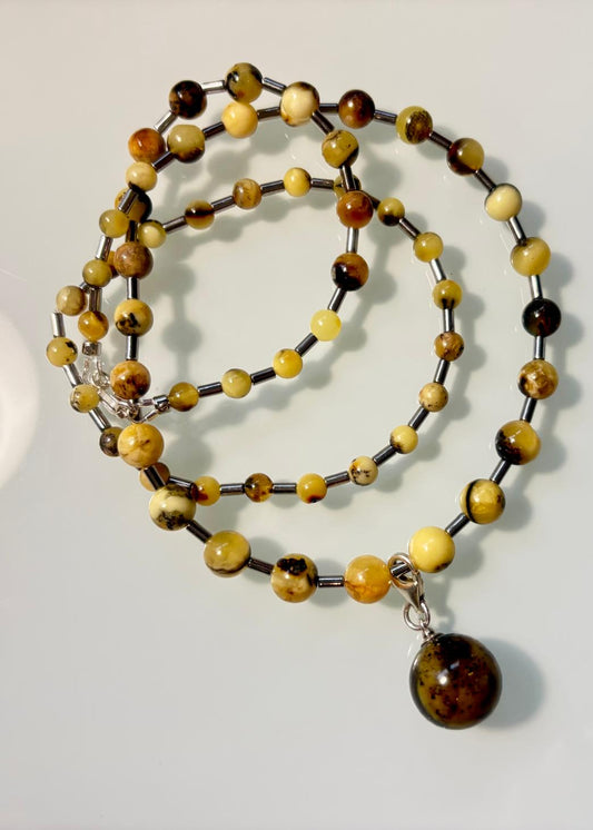 Schönes Set aus Halskette, Armband und Anhänger