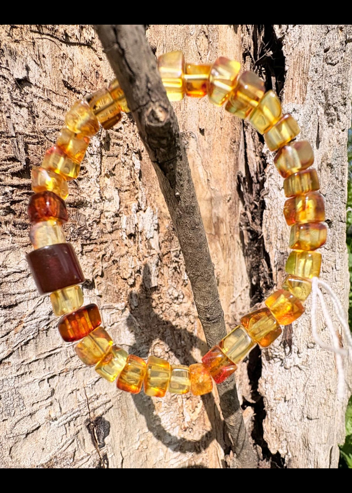 Modernes Armband aus natürlichem Bernstein