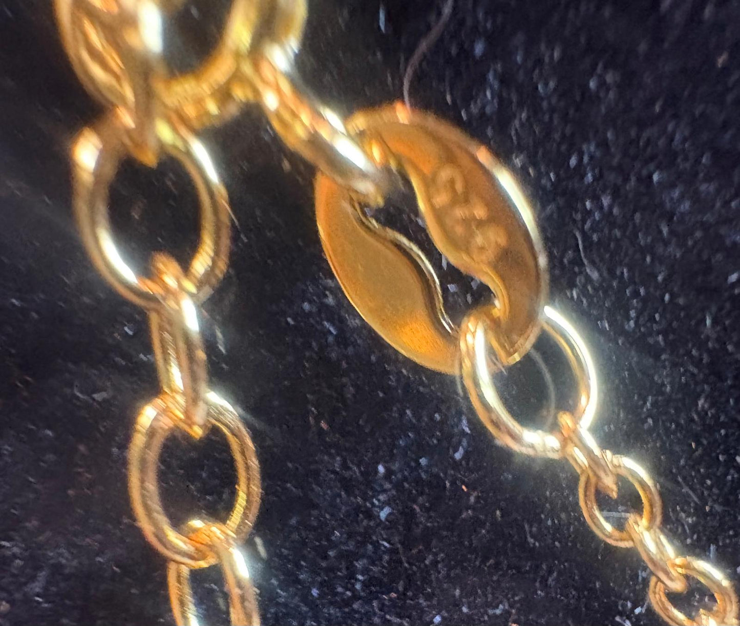 Einzigartige goldfarbene Halskette mit Herzanhänger aus Naturbernstein