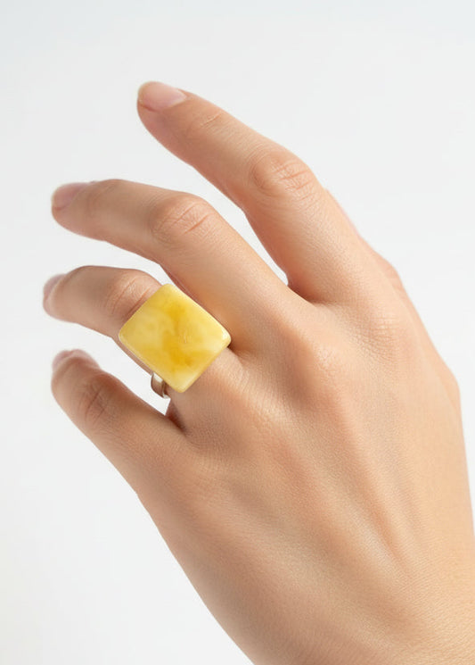 Schöner Ring aus weiß gelben Naturbernstein