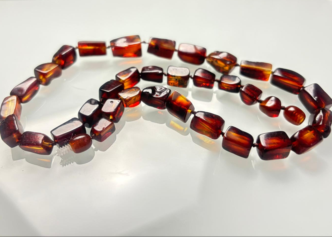 Schöne Halskette aus natürlichem Bernstein