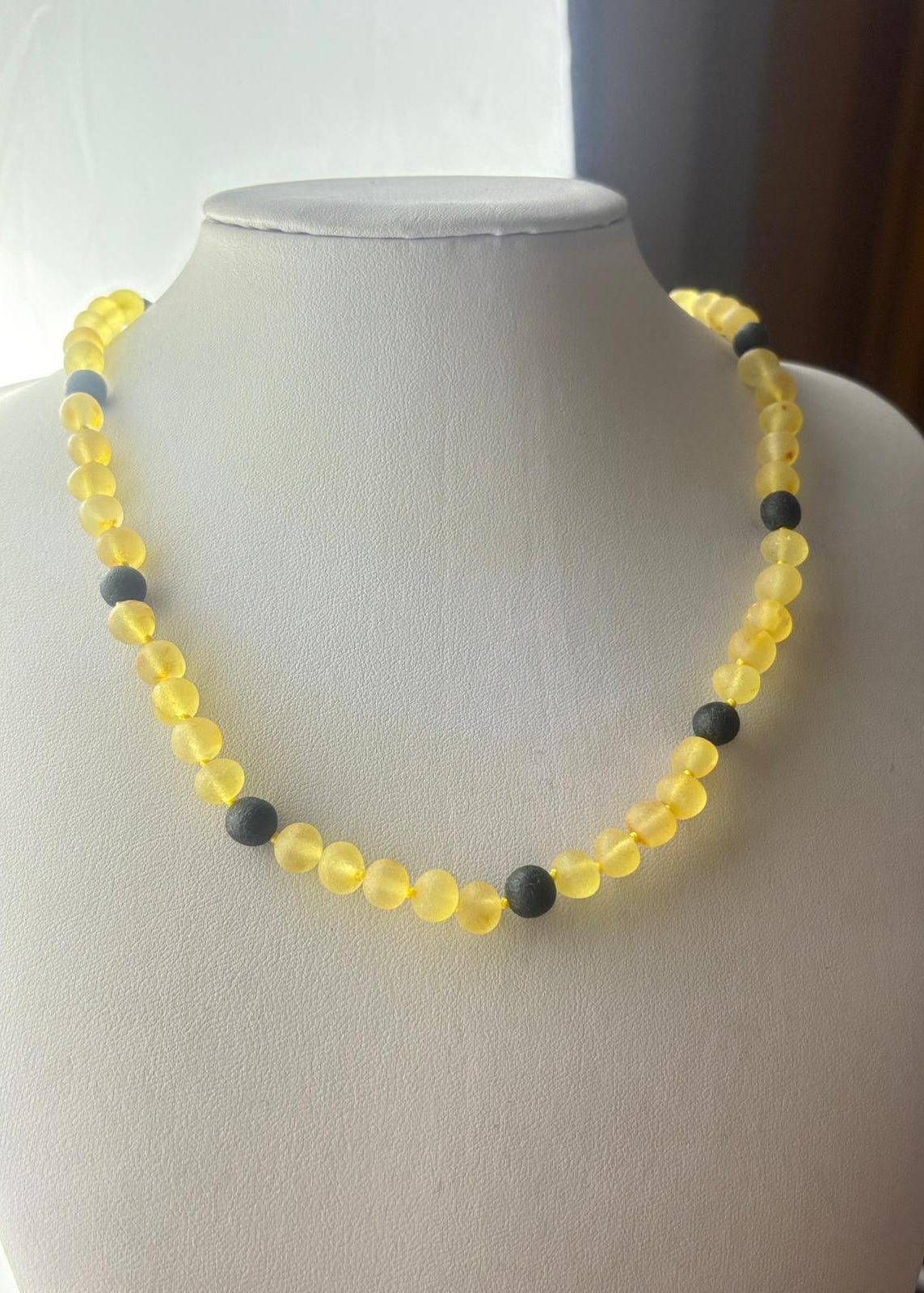 Schöne Bernstein Kette im modernen Design