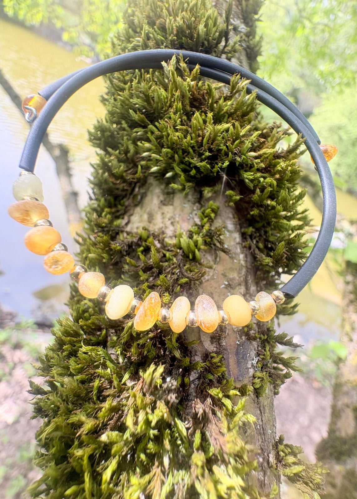 Armreif mit feinen Bernsteinkugeln