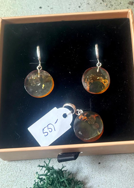 Handgearbeitete Ohrringe und Anhänger im Set aus Naturbernstein