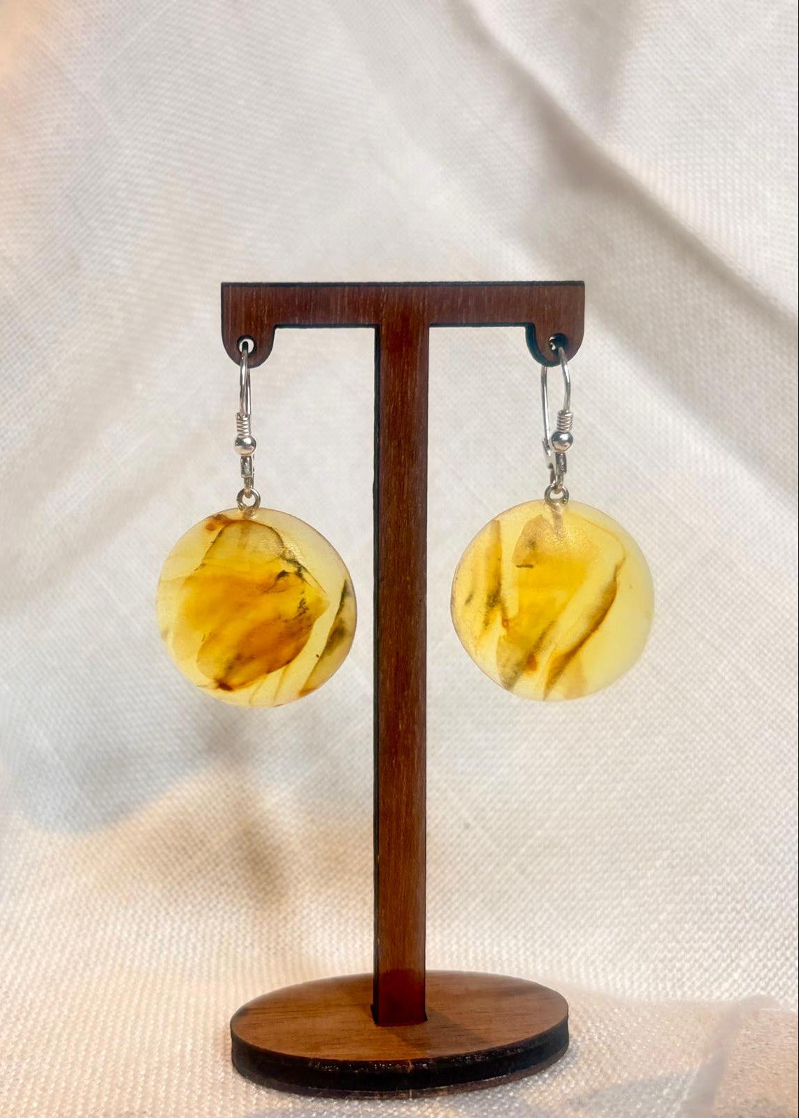 Schöne Ohrringe mit natürlichem Bernstein