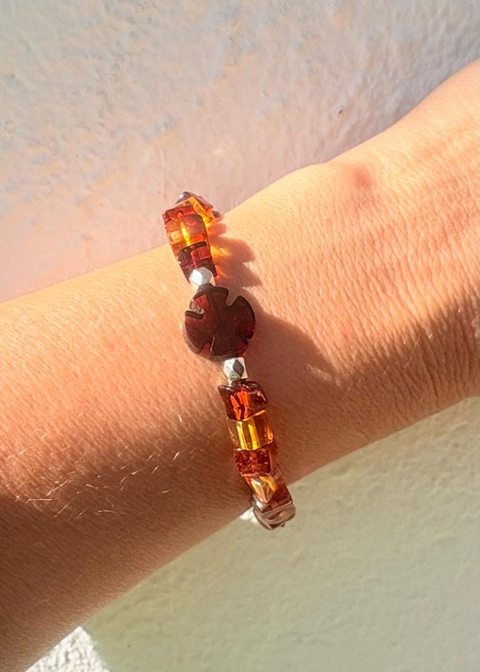 Modernes Bernstein-Armband mit Sommercharme.