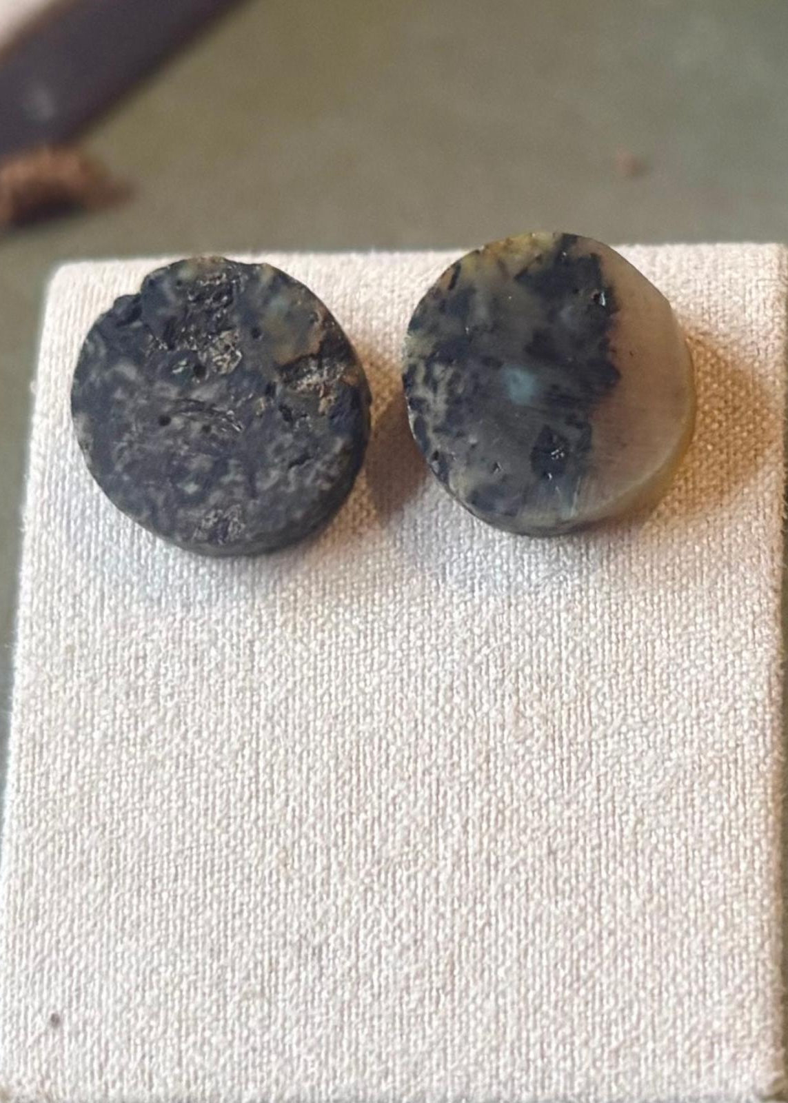 Multicolor-Ohrstecker mit blauen Bernstein