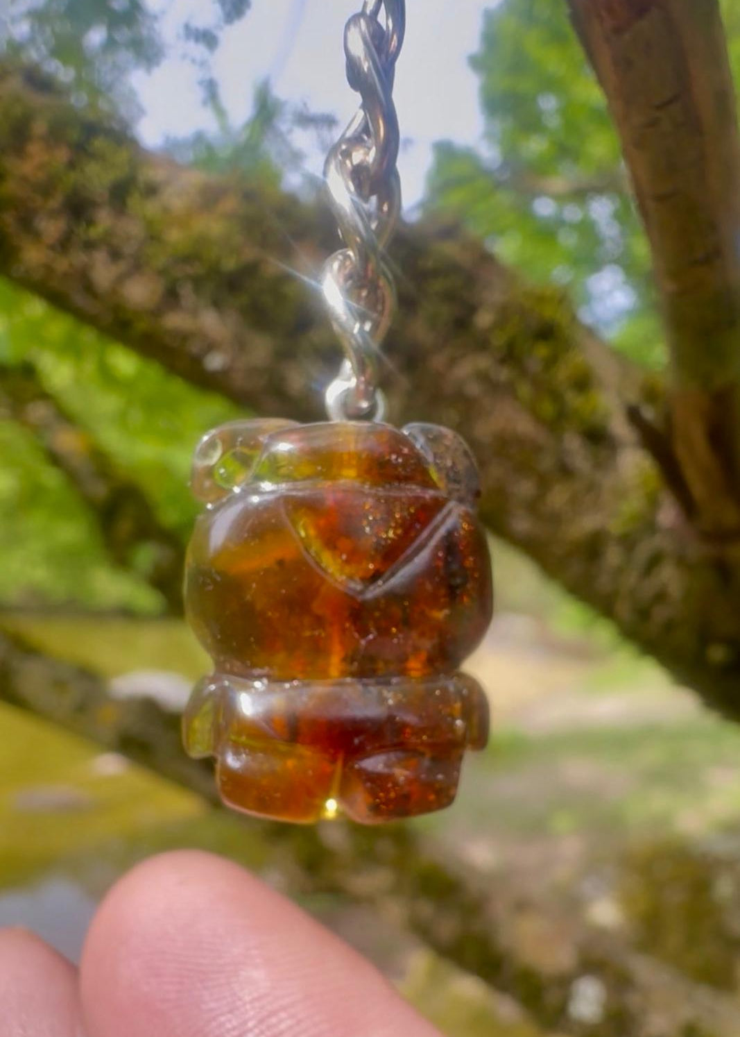 Schlüsselanhänger aus echtem Bernstein mit Bärfigur