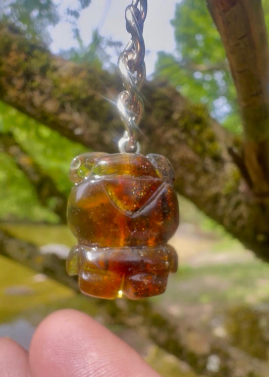 Schlüsselanhänger aus echtem Bernstein mit Bärfigur