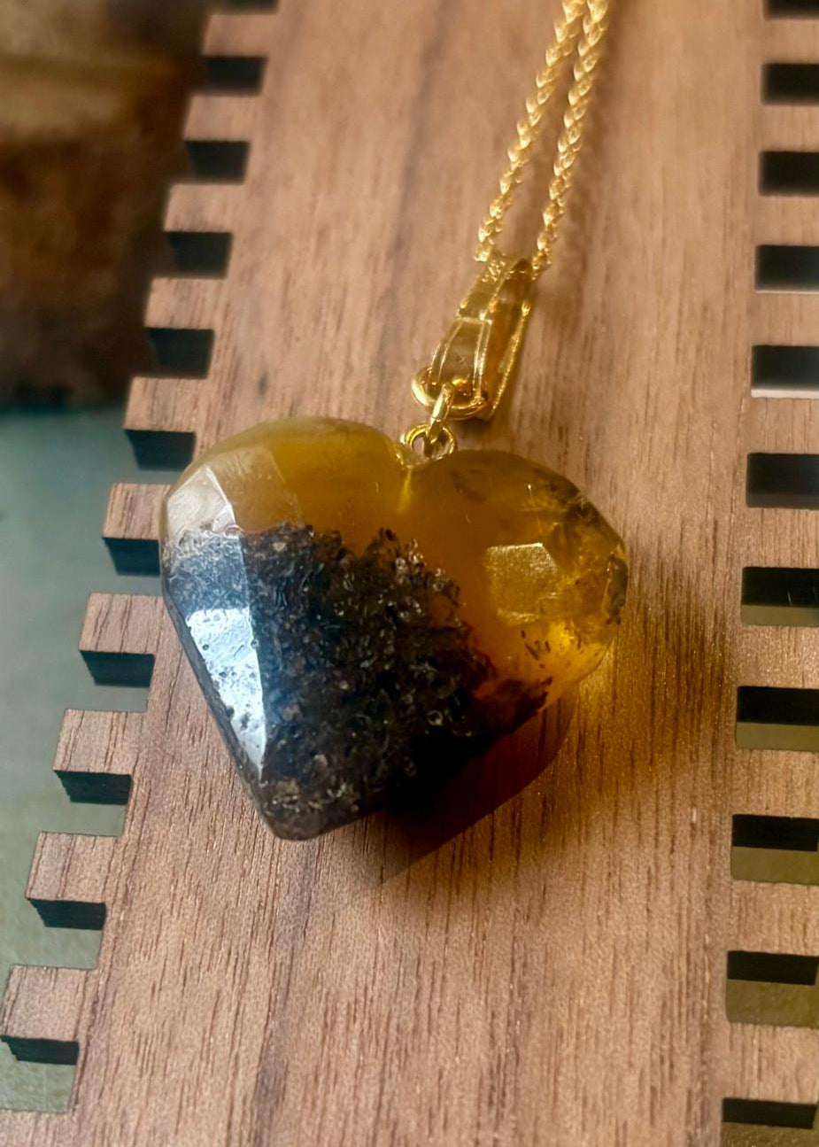 Einzigartige goldfarbene Halskette mit Herzanhänger aus Naturbernstein