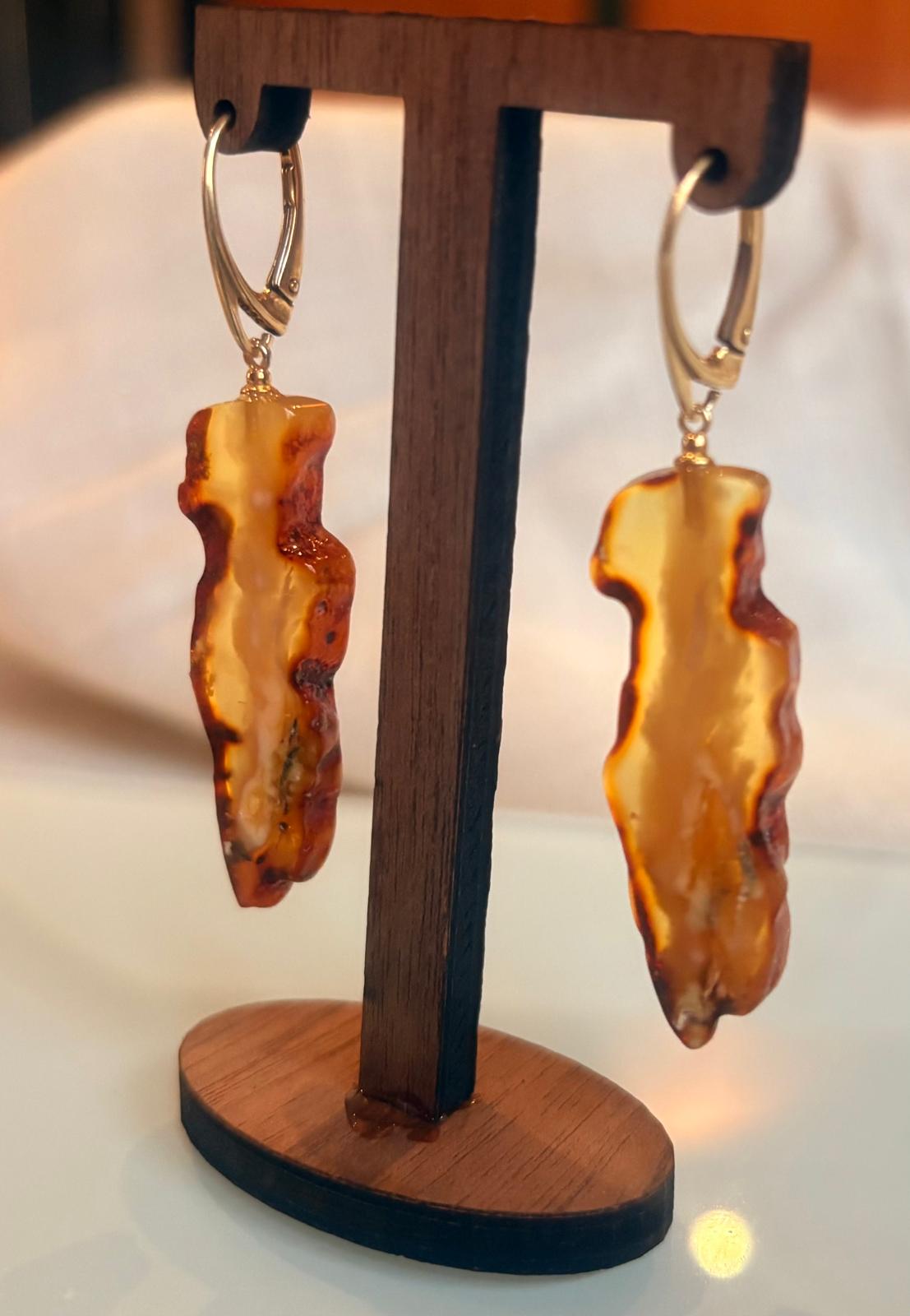 Schöne Ohrringe in warmem Cognac-Ton transparent