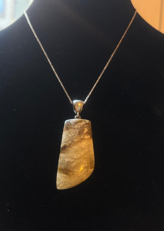 Sehr schöner Bernstein-Anhänger Grau massiv