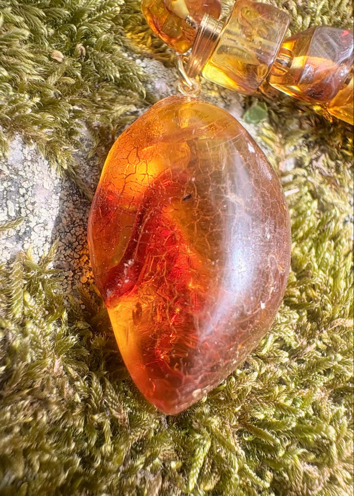 Bernstein-Anhänger mit Inklusen