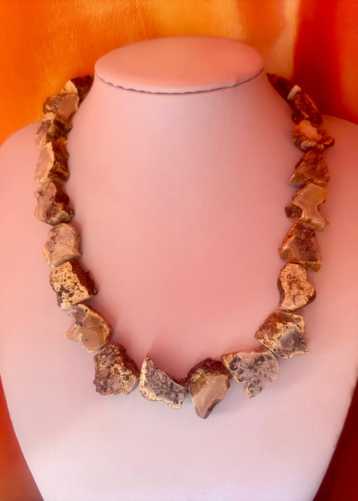 Moderne Bernsteinkette in Marmoroptik