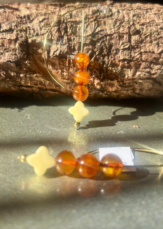 Moderne Ohrhänger aus natürlichem Bernstein