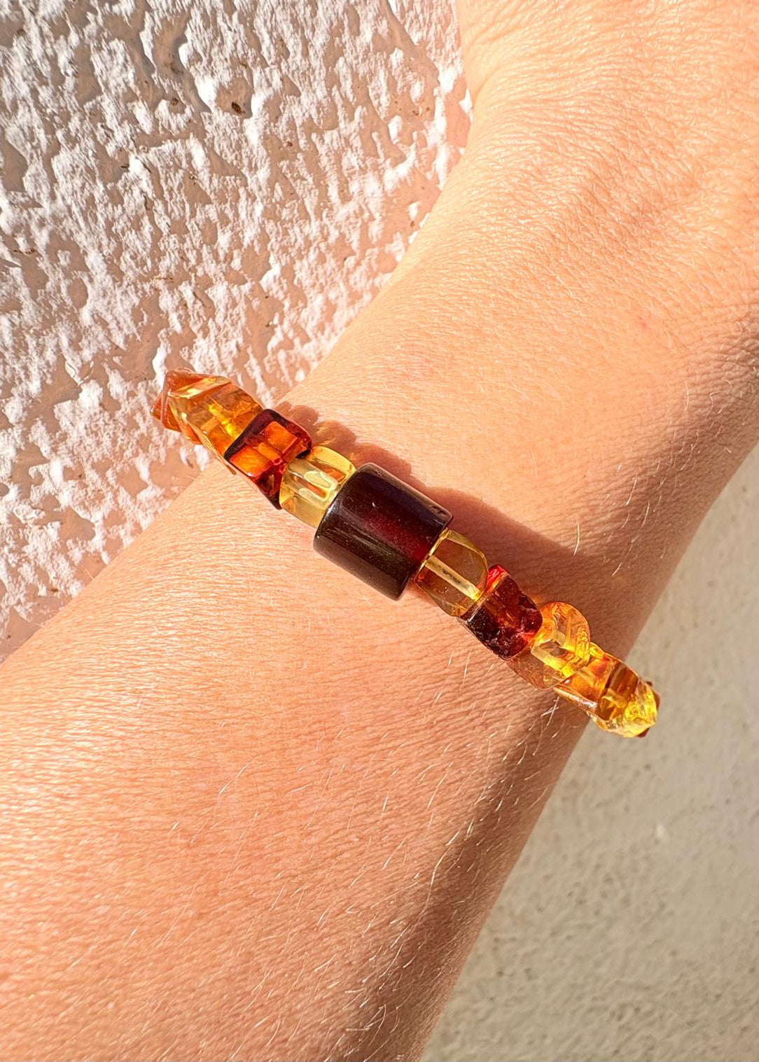 Modernes Armband aus natürlichem Bernstein