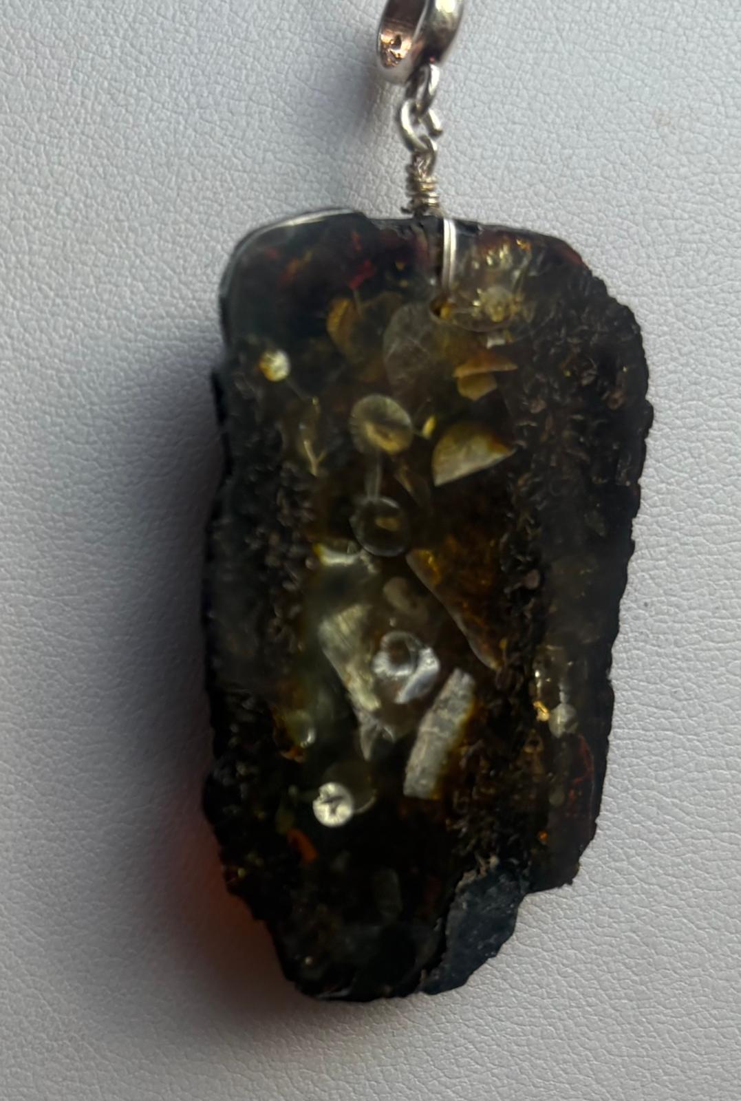 Schöner Anhänger aus baltischen Naturbernstein