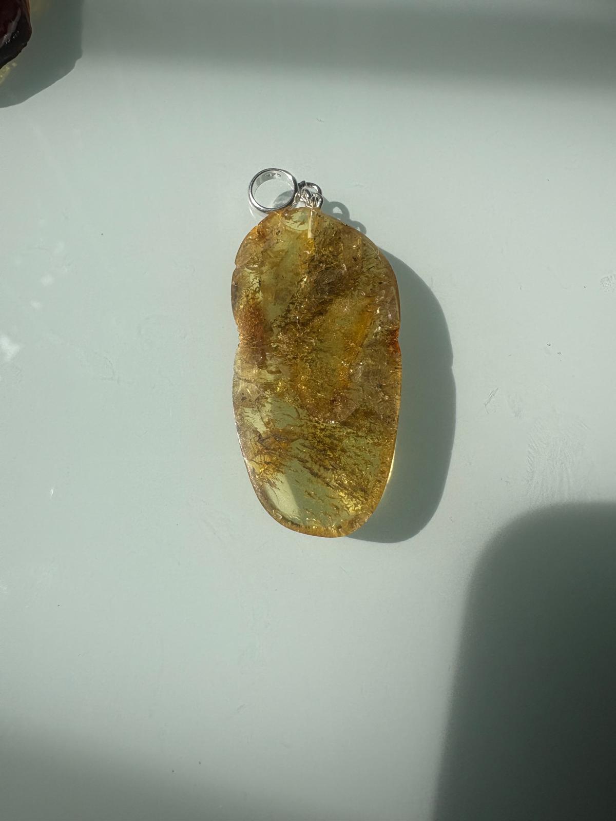 Schöner Anhänger Citrin Farbe aus natürlichen Bernstein