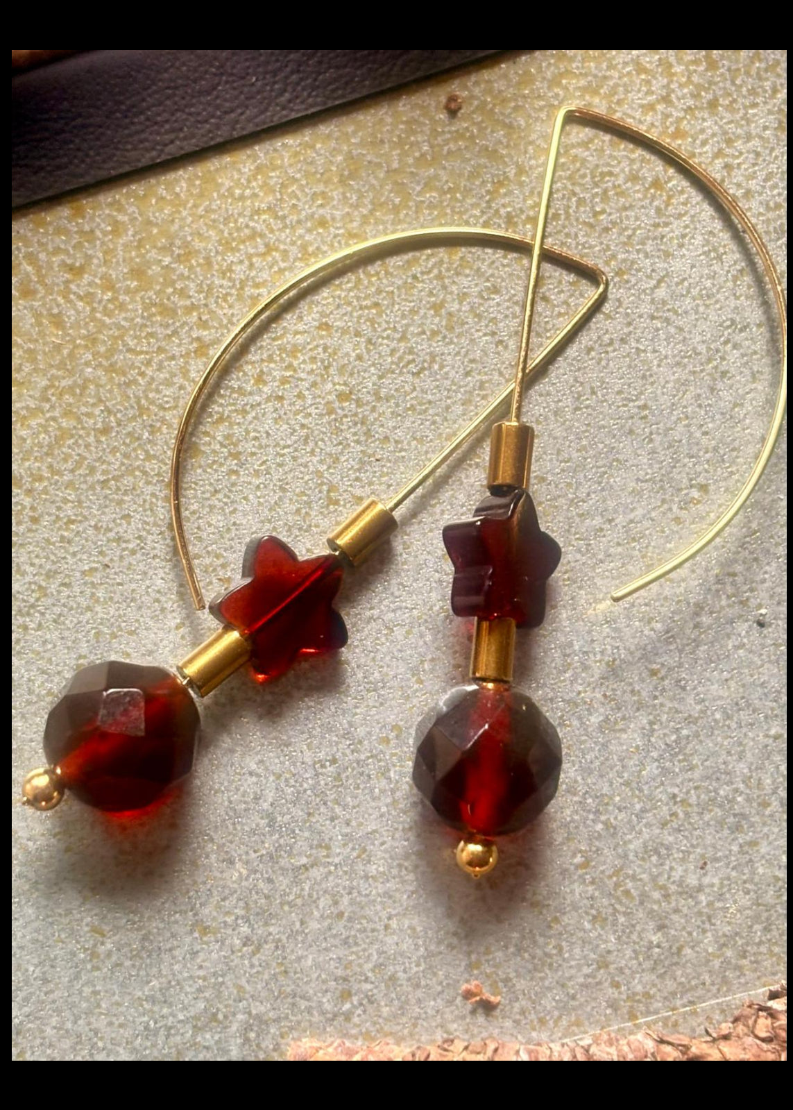 Schöner Ohrschmuck in Kirschrot