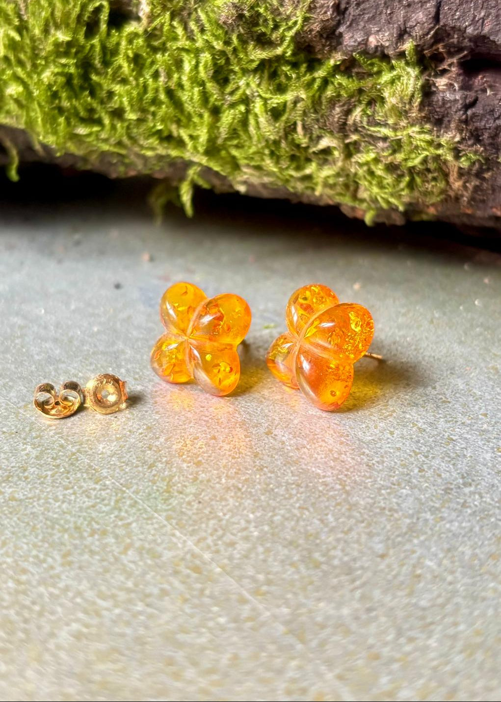 Kleeblattförmige Ohrstecker Bernstein