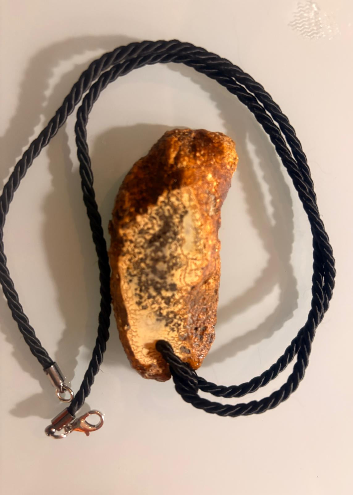 Anhänger Rohbernstein in trendiger Marmoroptik