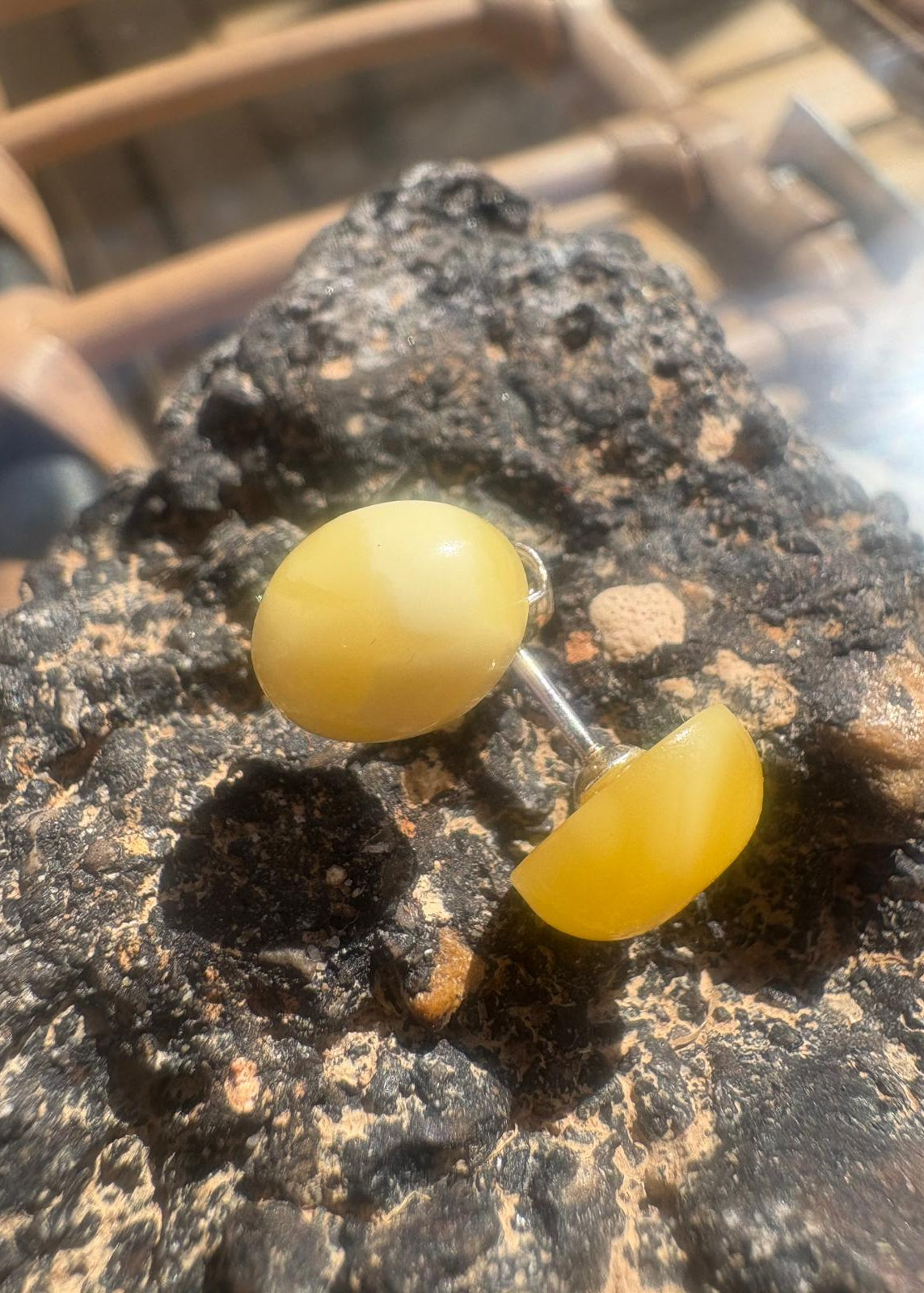 Handgefertigte Ohrstecker mit echten weißem Bernstein