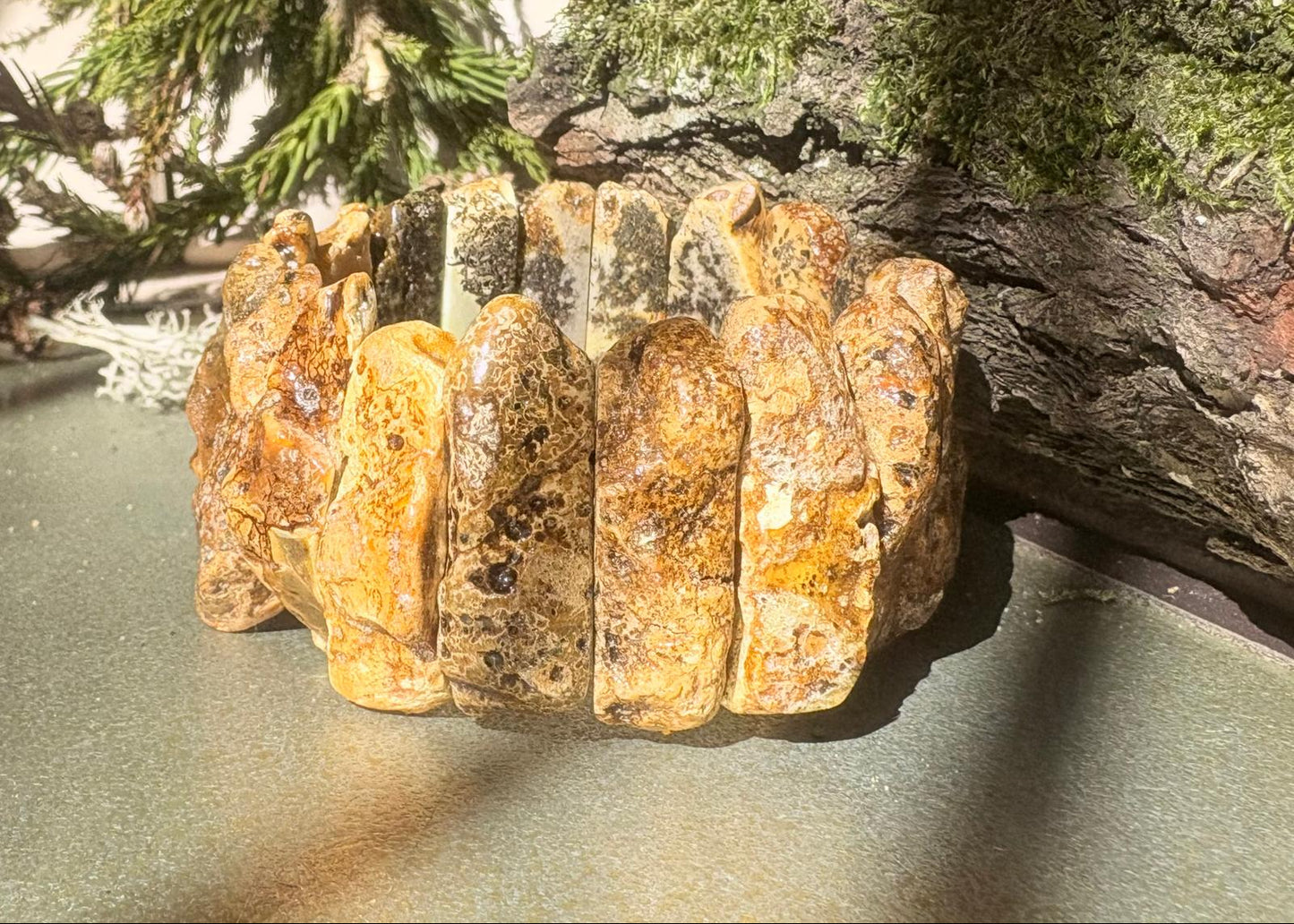 Massives Armband aus rohen Bernsteinen