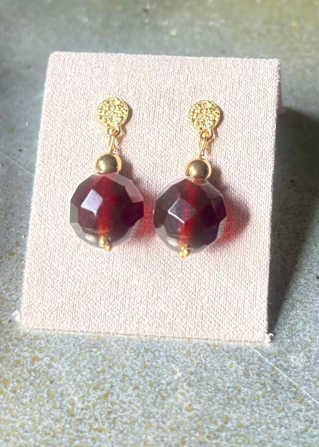 Ohrstecker Bernstein in tiefen Kirchrot