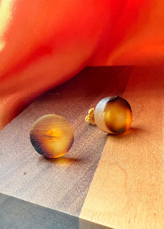 Schöne Ohrstecker aus natürlichem Bernstein