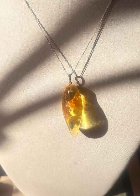 Bernsteinanhänger mit "Weißer Wolke"