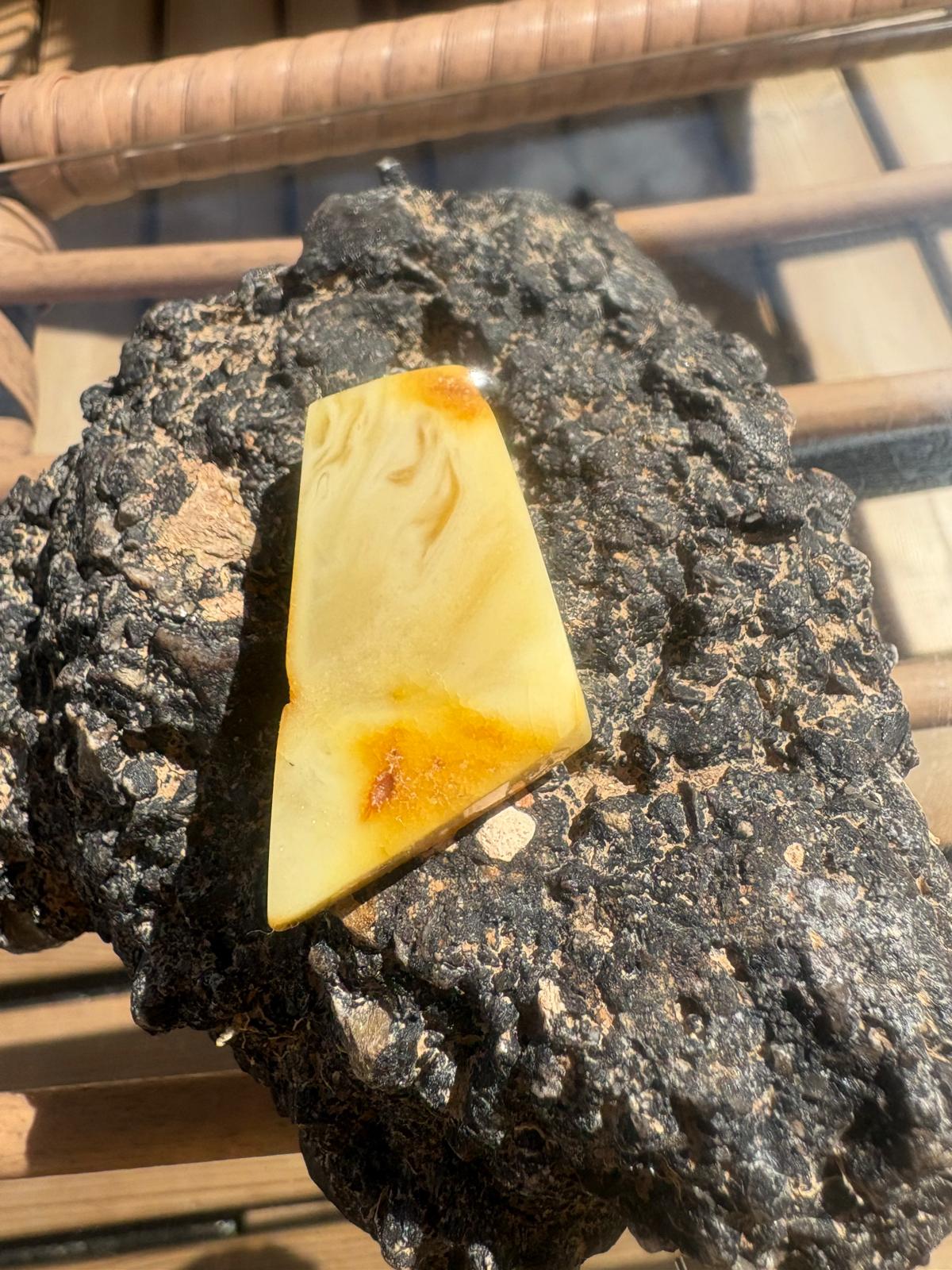 Schöner Bernstein-Anhänger in der Farbe Butterscotch