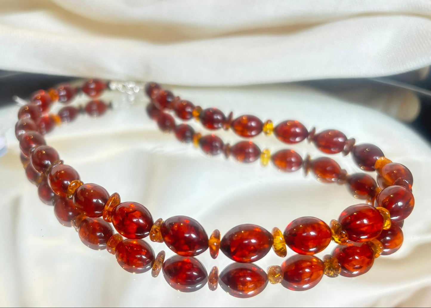 Wunderschöne Halskette in Kirschrot