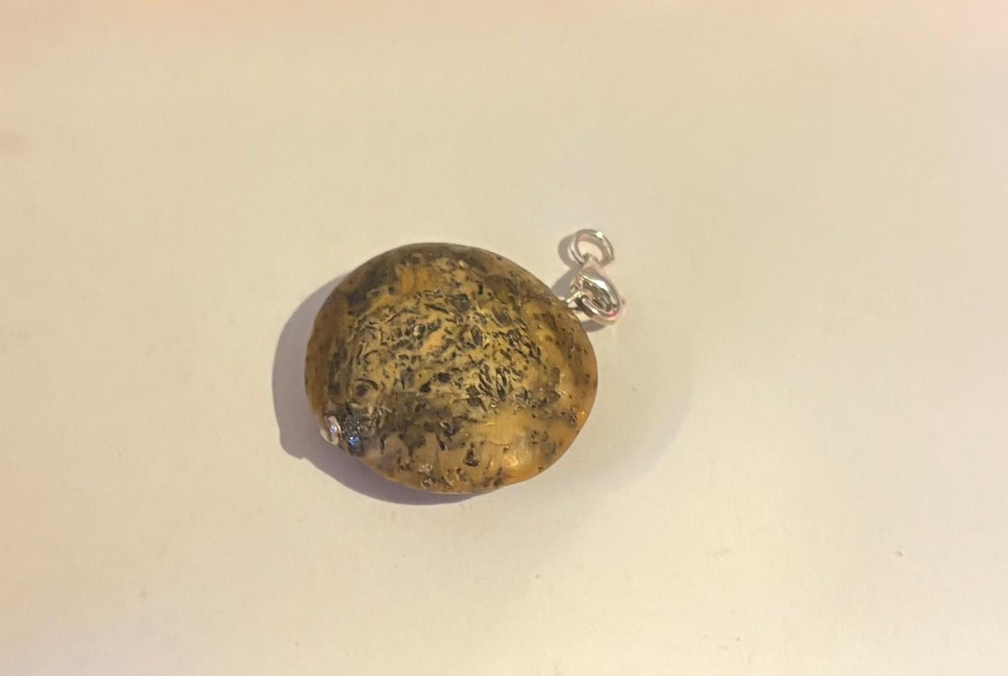 Anhänger mit botanische Inklusen aus baltischen Naturbernstein