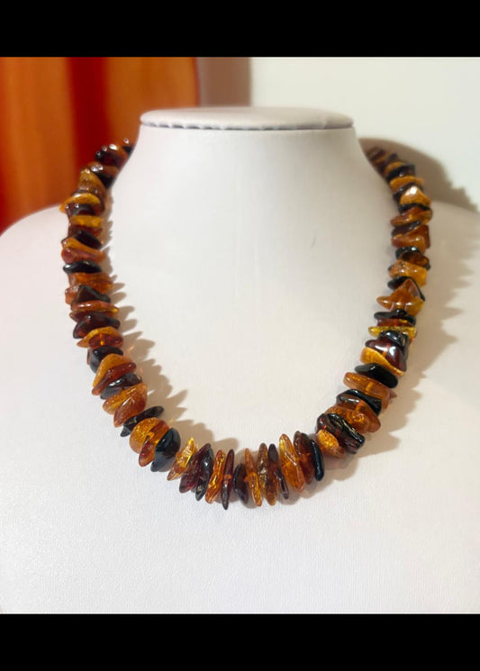 Schöne Kette aus natürlichem Bernstein