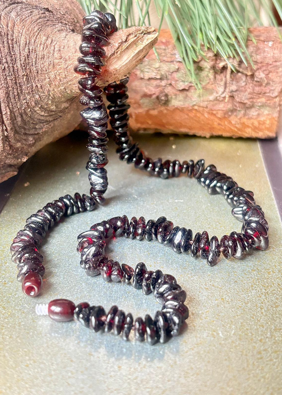 Schöne Kette in Granatton
