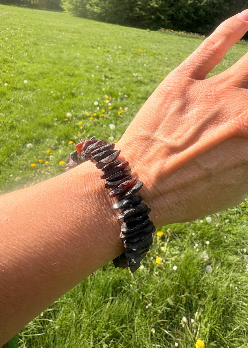 Bernstein-Armband in tiefem Schwarz