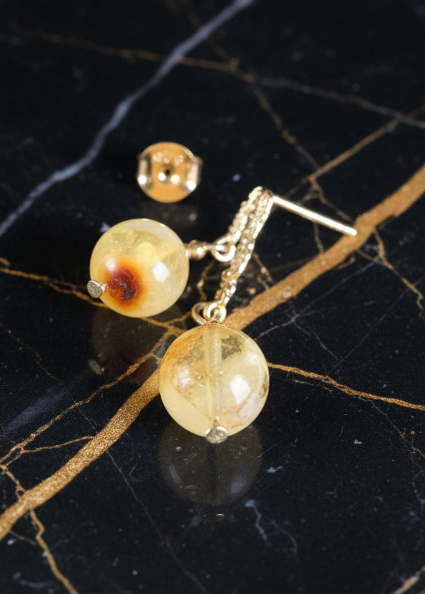 Schöner Ohrstecker aus natürlichem Bernstein-Kugeln