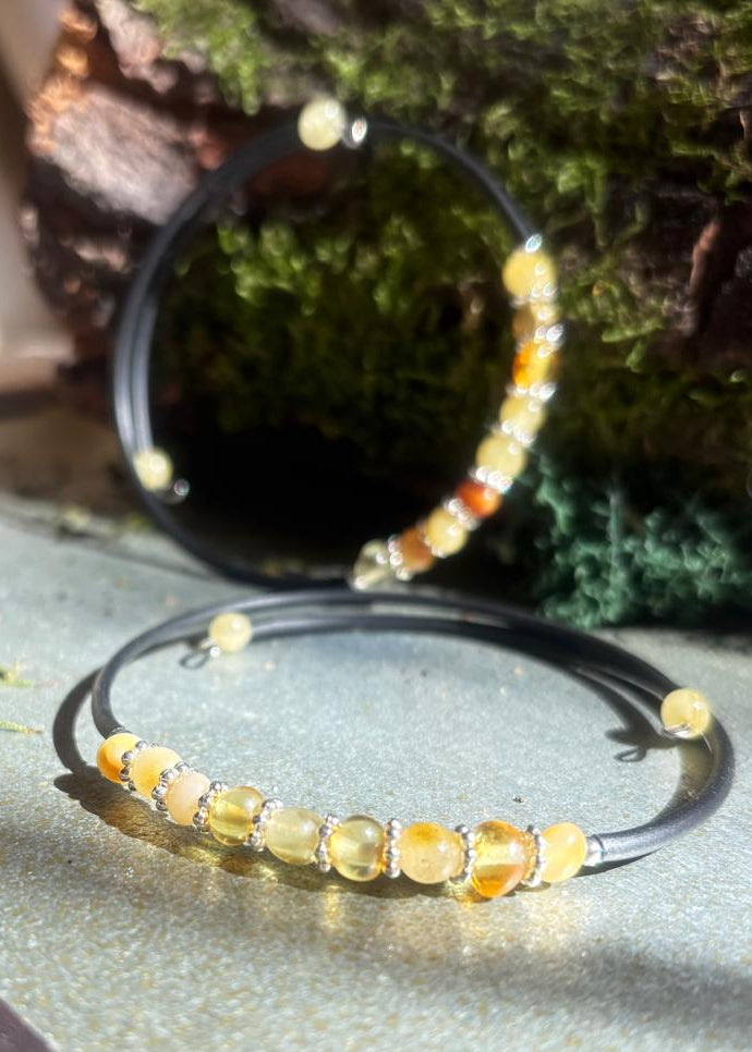 Armreif mit feinen Bernsteinkugeln Unisex