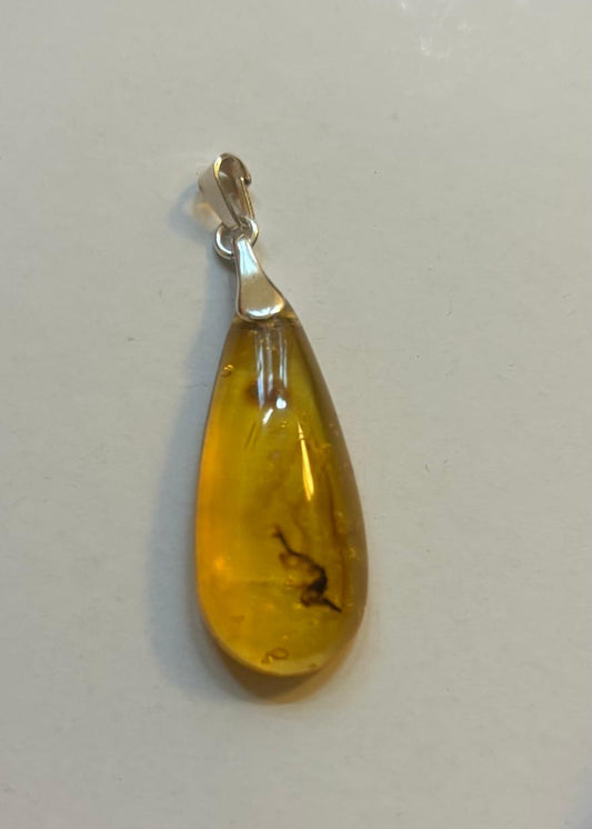 Sehr schöner Anhänger in Tropfform aus baltischen Bernstein