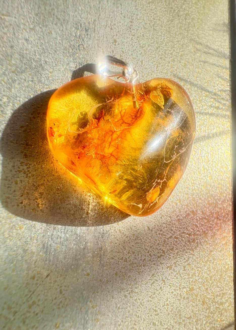 Bernstein Anhänger in Herzform mit 4 organischen Inklusen