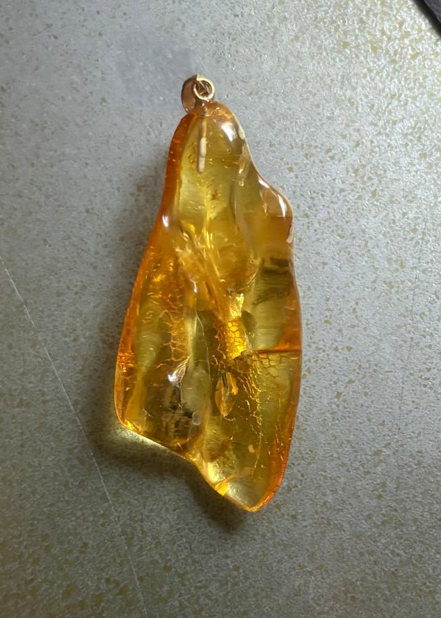 Großer Bernsteinanhänger mit organische Inklusen