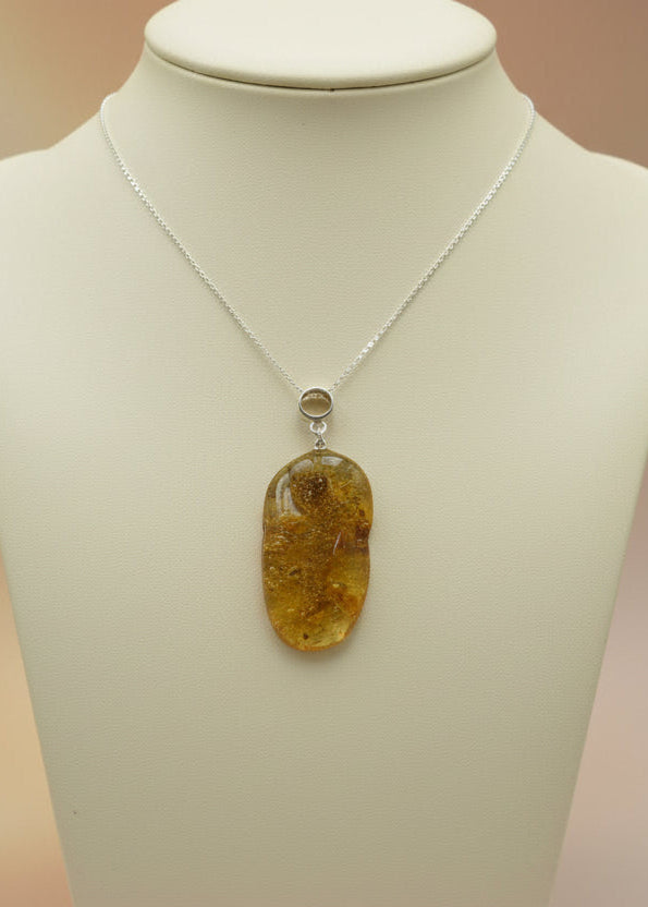 Schöner Anhänger Citrin Farbe aus natürlichen Bernstein
