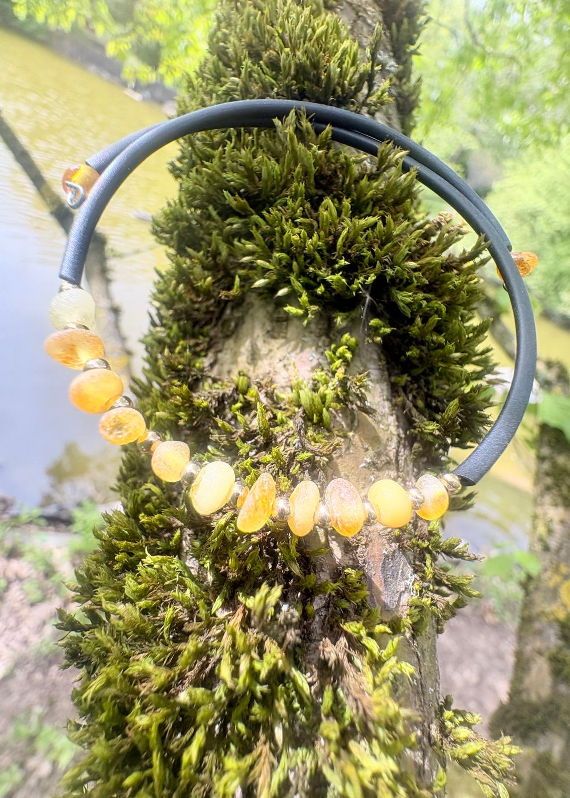 Armreif mit feinen Bernsteinkugeln