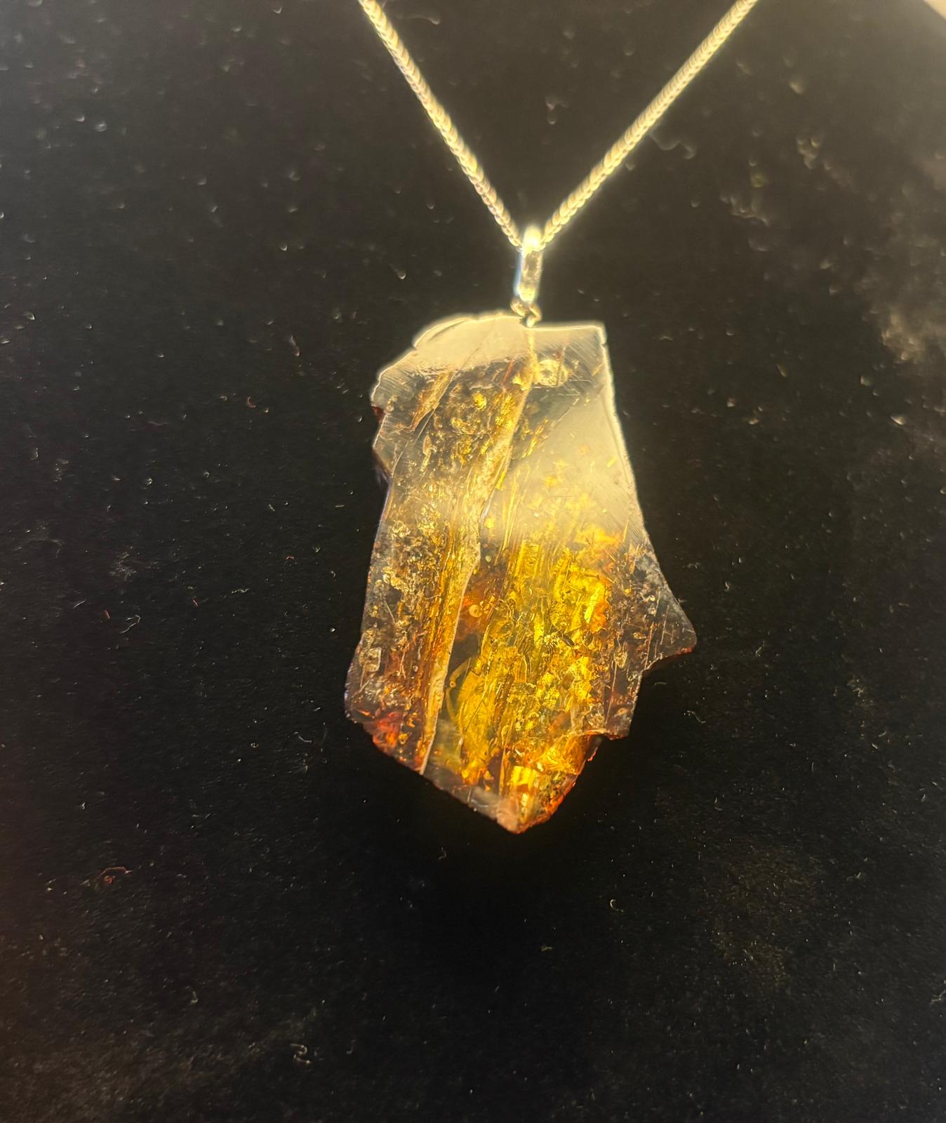 Schöner Anhänger aus natürlichen baltischen Bernstein