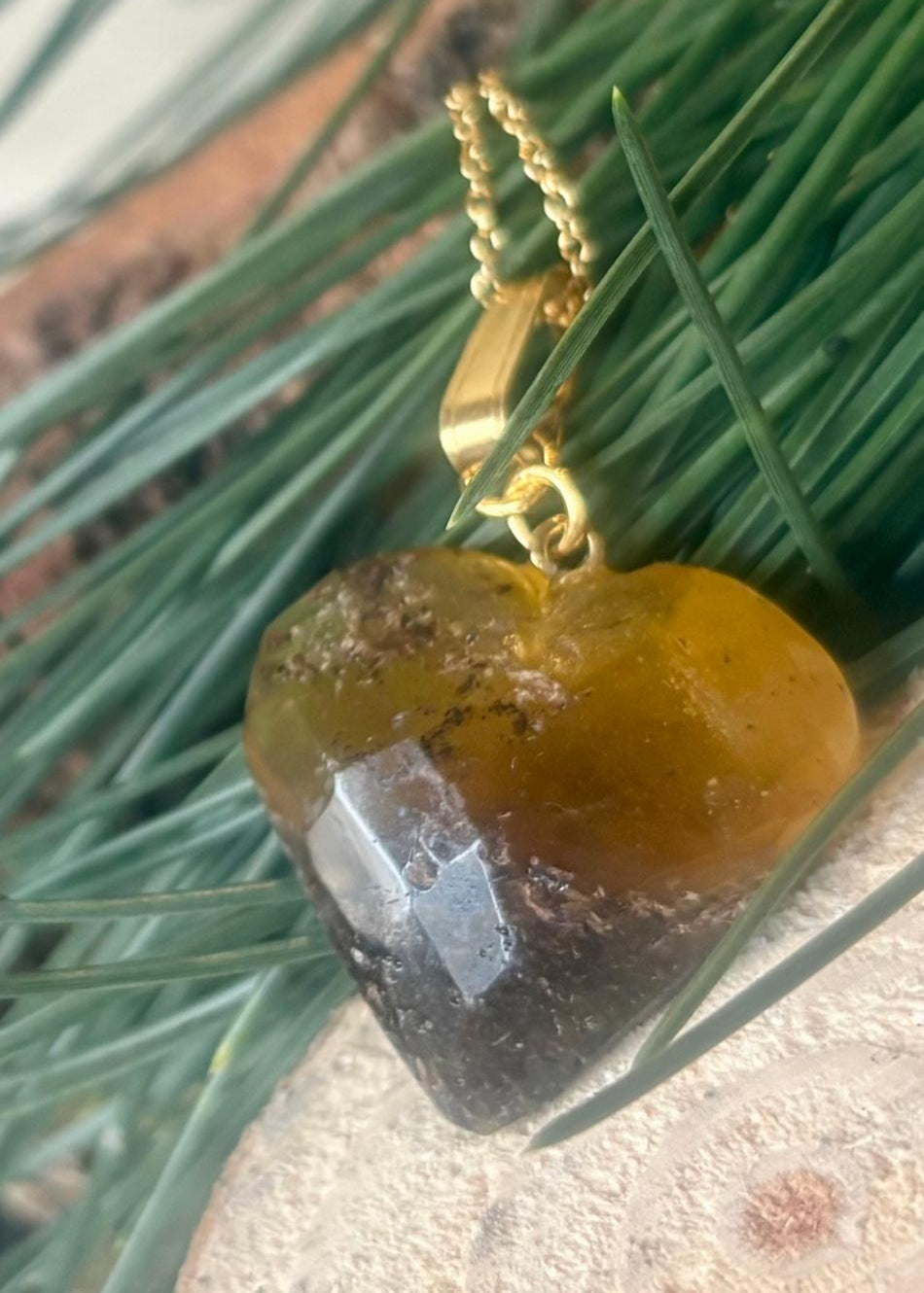 Einzigartige goldfarbene Halskette mit Herzanhänger aus Naturbernstein