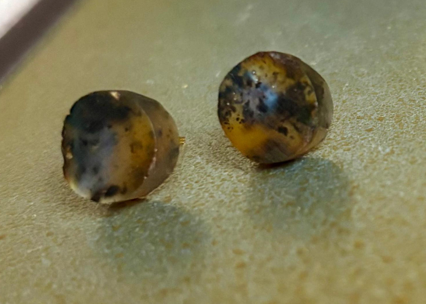 Ohrstecker mit blauen Bernstein